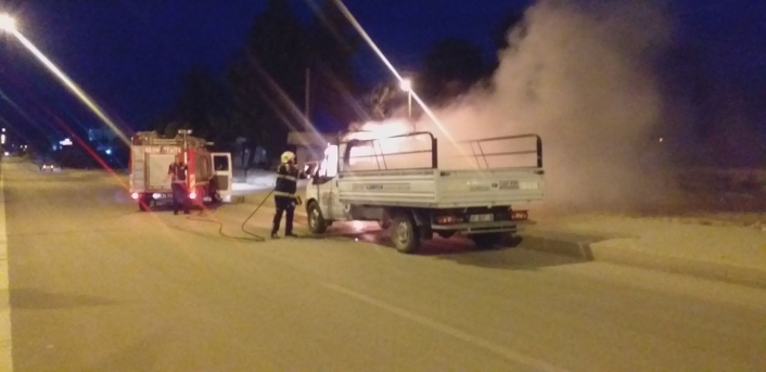 Adıyaman’da Alev alan kamyonet küle döndü