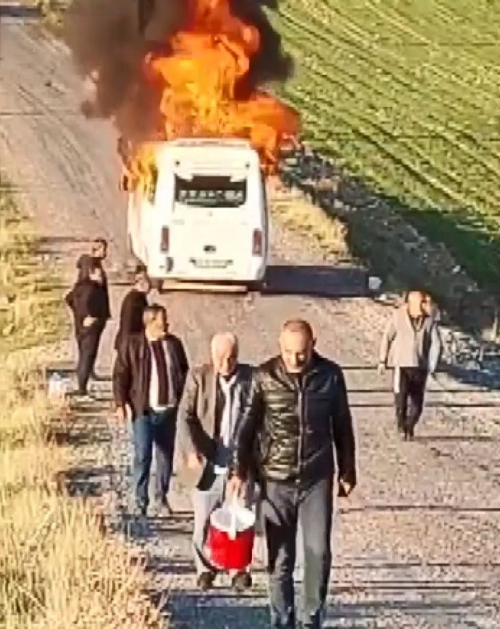 Alev alev yanan minibüsten yolcular kendilerini dışarı attı

