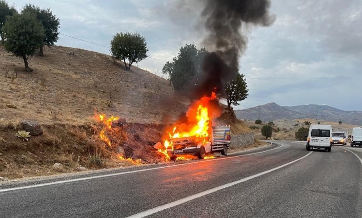 Alev topuna dönen kamyonettin içinden son anda çıktılar
