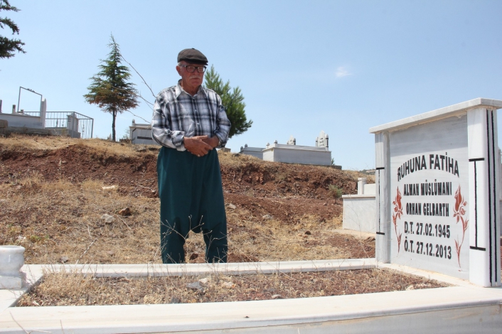 Alman vatandaşının mezarı başında 8 yıldır her cuma dua ediyor