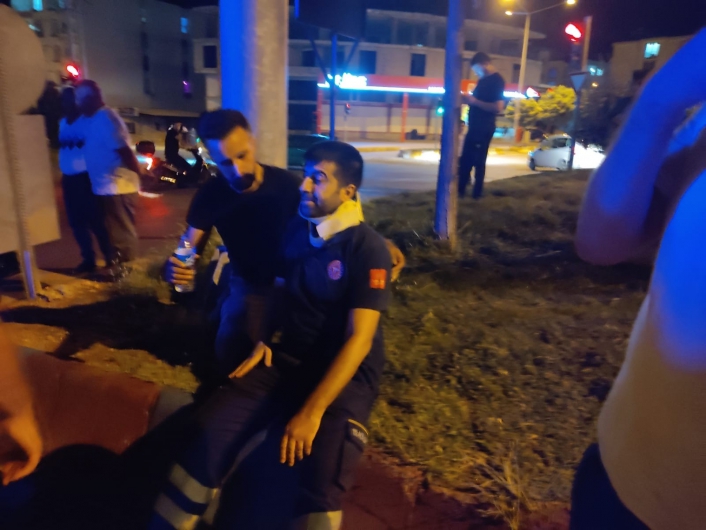 Ambulans ile otomobil çarpıştı: 3 yaralı
