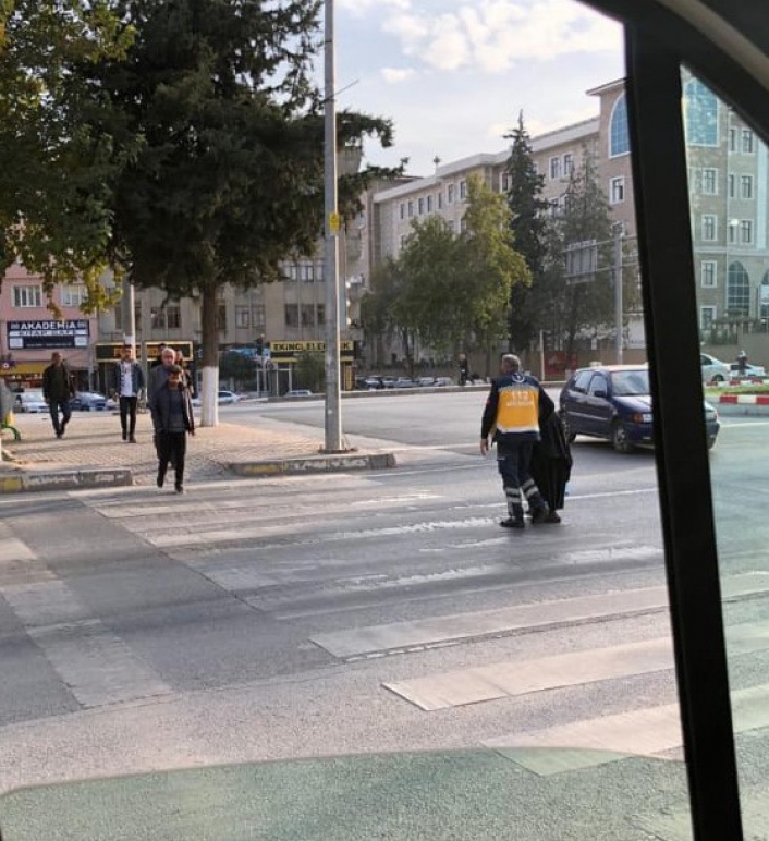 Ambulansı bıraktı, yaşlı kadının yardımına koştu
