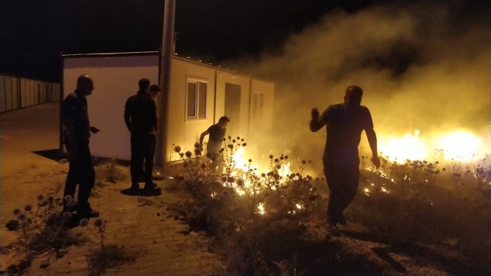 Anız yangını konteynerlere sıçramadan söndürüldü
