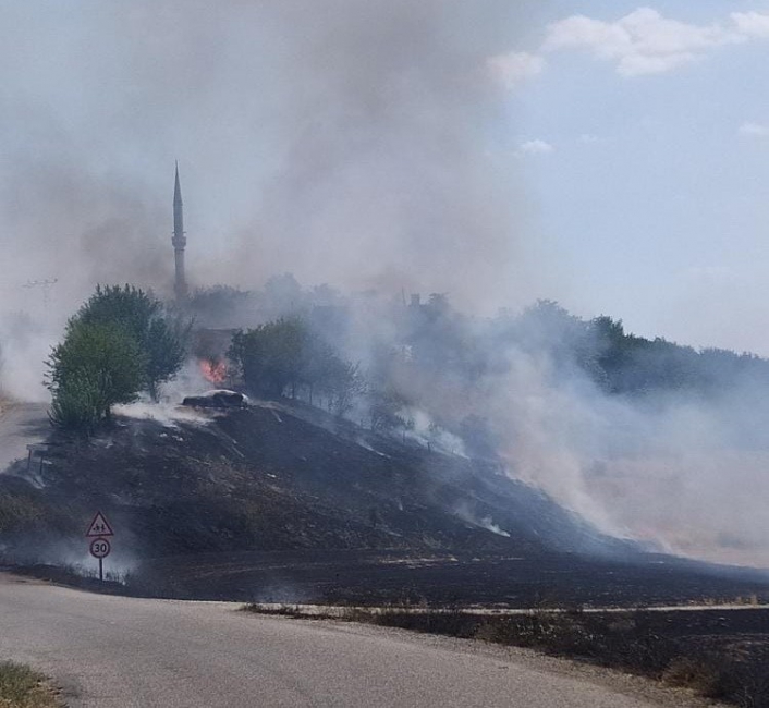 Anız yangınında saman balyaları küle döndü
