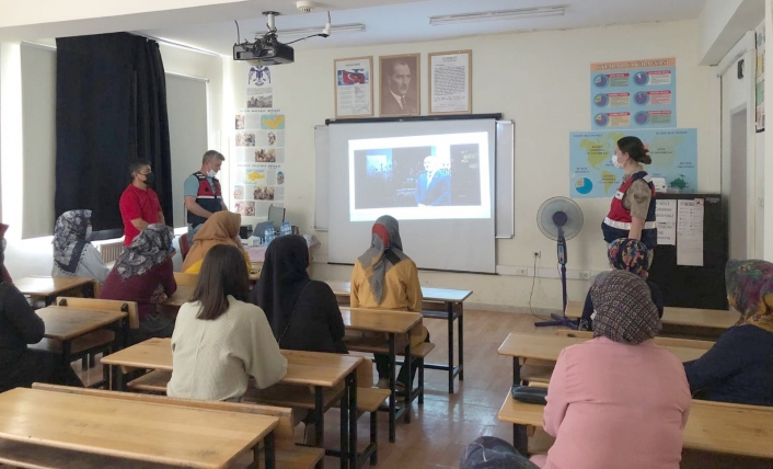 Annelere uyuşturucuyla mücadele semineri verildi