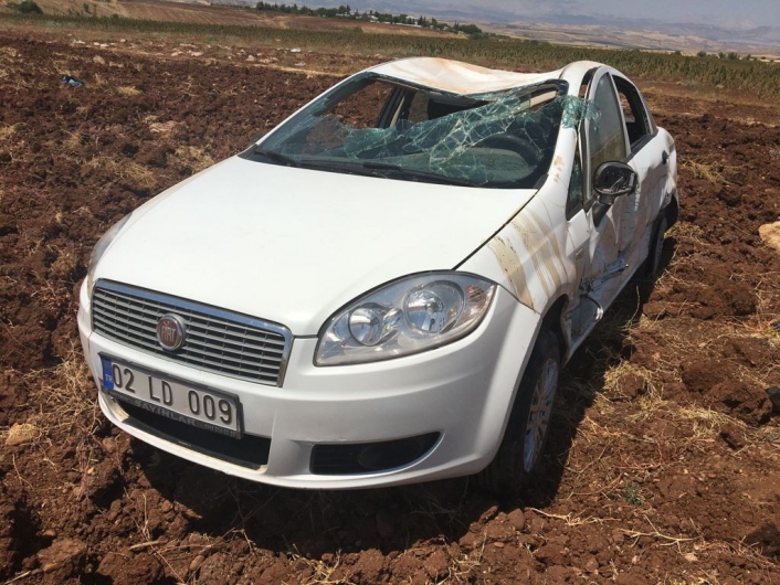 Araca çarpan otomobil tarlaya yuvarlandı: 2 yaralı
