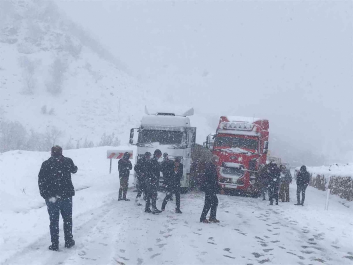 Araçlar karlı yolda mahsur kaldı
