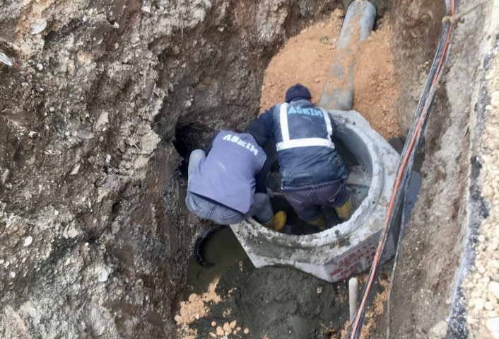 ASKİM ekipleri kanalizasyon hattı yenileme çalışmalarına devam ediyor