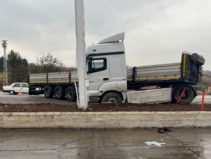 Adıyaman’da Aynı virajda 4 günde 2´nci tır kazası