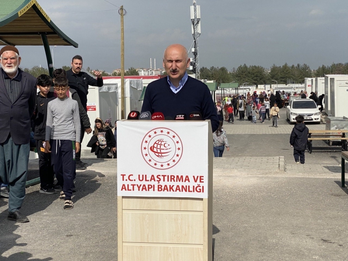Bakan Karaismailoğlu konteyner ve prefabrik evlerde barınanların sayısını açıkladı
