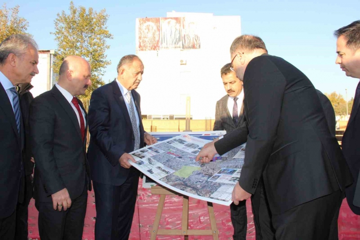 Bakan Özhaseki, Adıyaman´da yerinde dönüşüm alanını inceledi
