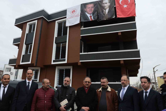 Bakan Özhaseki, Adıyamanda evini yerinde yeniden yapan Kürkoğlu ailesini ziyaret etti
