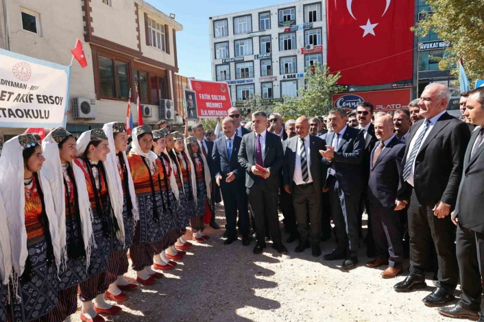 Bakan Tekin, Besni Eğitim Bayramına katıldı
