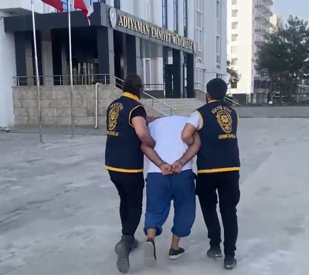 Balkonundan Kaçmaya Çalıştı, Polis Yakaladı!