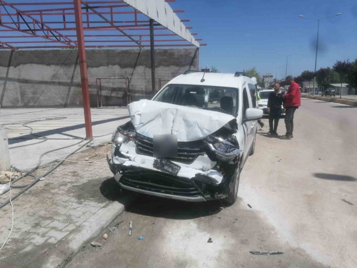 Başı dönen sürücünün kullandığı hafif ticari araç yol kenarındaki su tankerine çarptı: 1 yaralı
