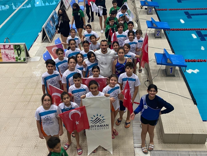 Başkan Kılınç, yüzmede dereceye giren sporcuları kutladı
