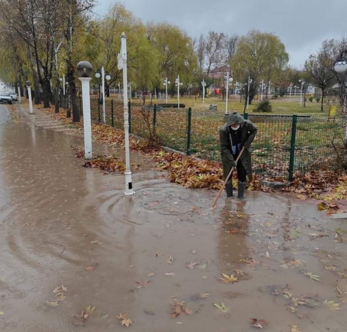 Belediye ekipleri mazgalları temizliyor
