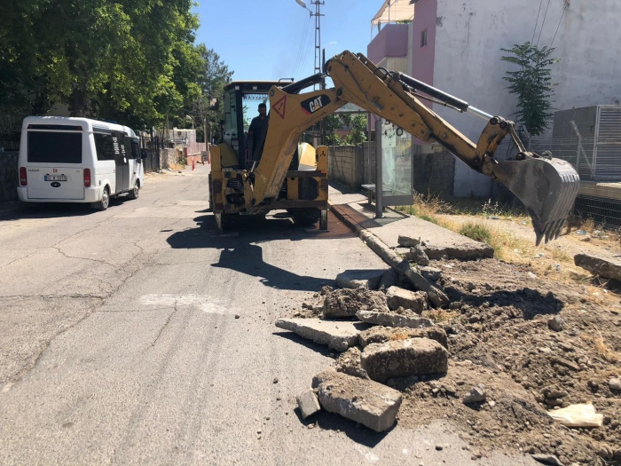 Belediyeden kaldırım düzenleme ve döşeme çalışması
