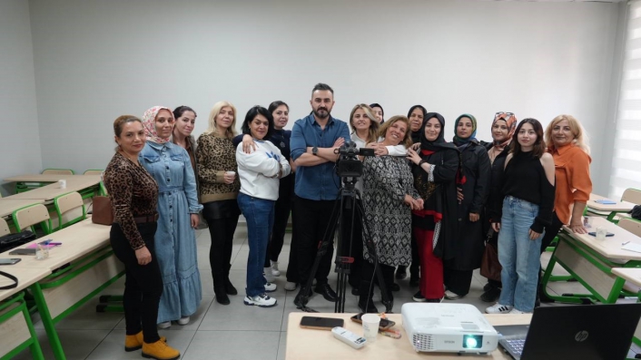 Belediyenin 04.17 Belgesel Film Atölyesinde kamera eğitimleri başladı
