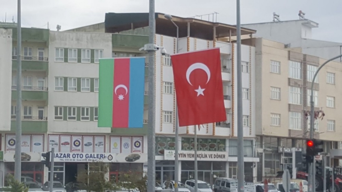 Besni Azerbaycan ve Türk Bayrakları ile donatıldı
