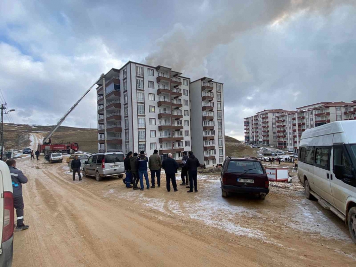 Besni´de çatı yangını paniğe neden oldu
