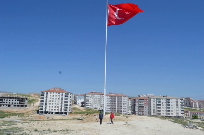 Besni´de dev Türk Bayrağı göndere çekildi
