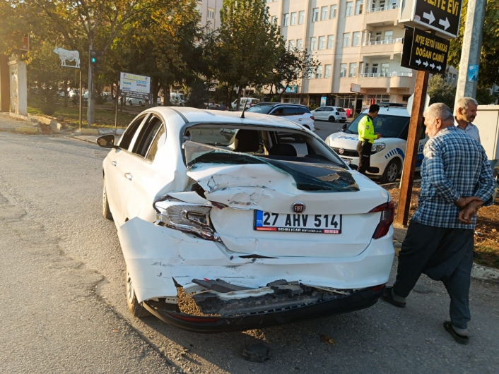 Besni'de Beton mikseri otomobile çarptı 1 yaralı
