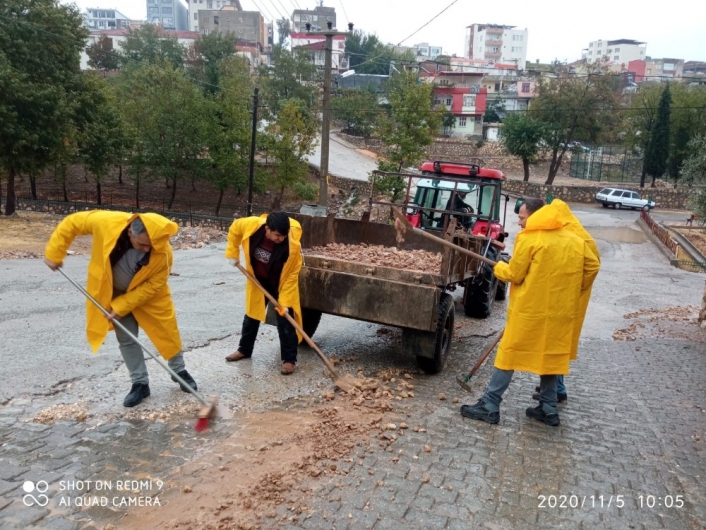 Besni ekipleri yağıştan etkilenen alanlarda çalışma yaptı
