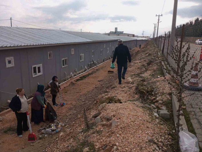 Besni merkez konteyner kentte ilaçlama
