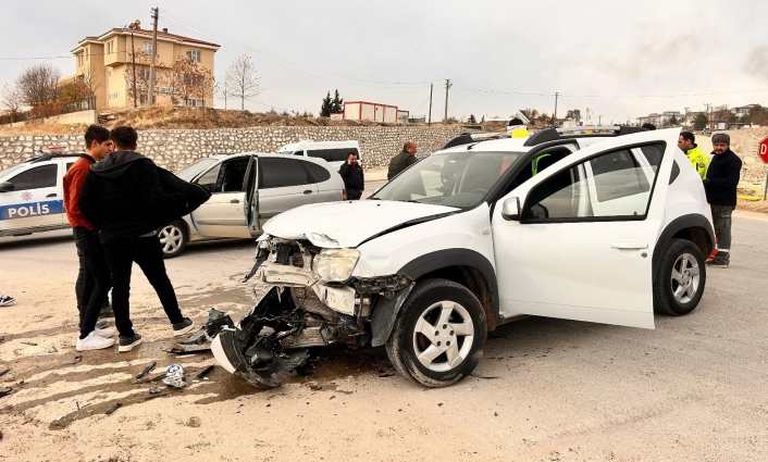 Besnide iki otomobil çarpıştı: 2 yaralı
