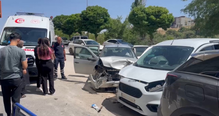 Besnide iki otomobil çarpıştı: 3 yaralı
