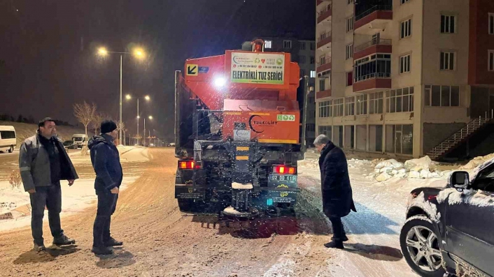 Besnide kar temizleme ve tuzlama çalışmaları devam ediyor
