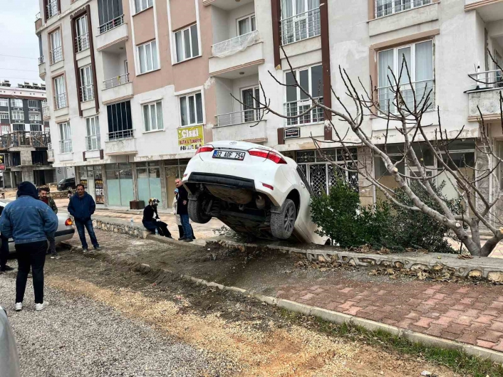 Besnide otomobil apartman boşluğuna düştü
