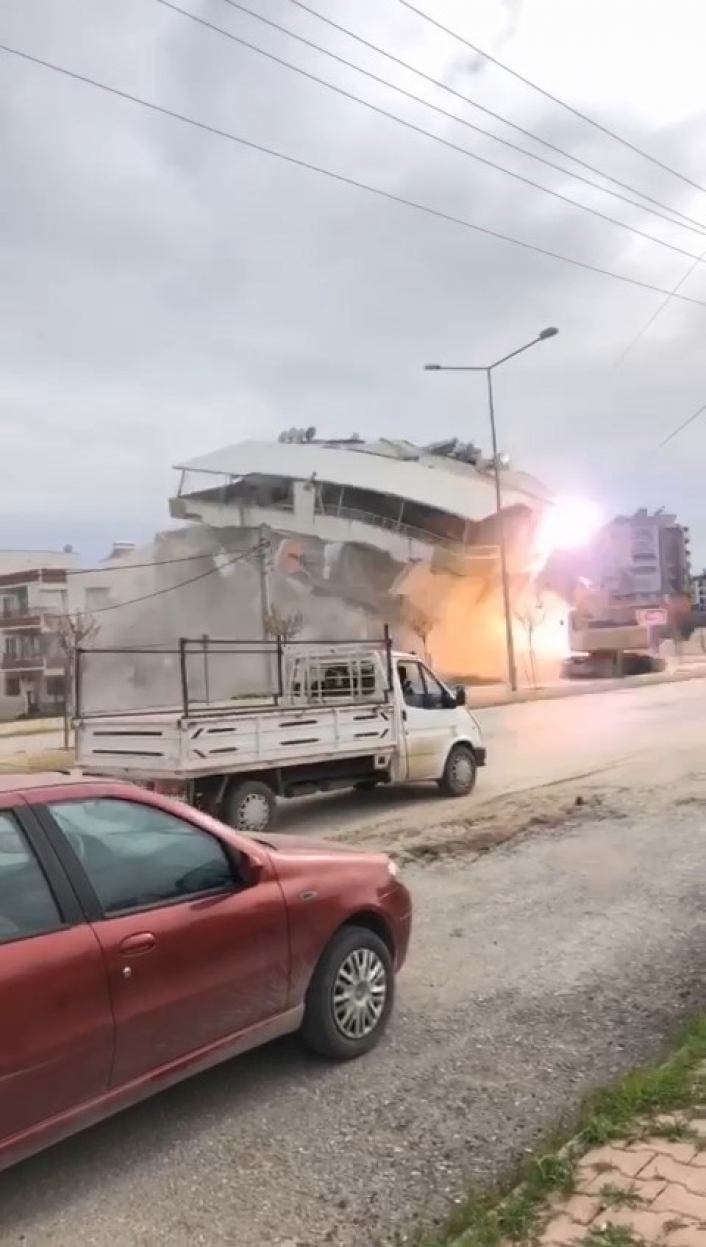 Bina yıkımında korku dolu anlar yaşandı