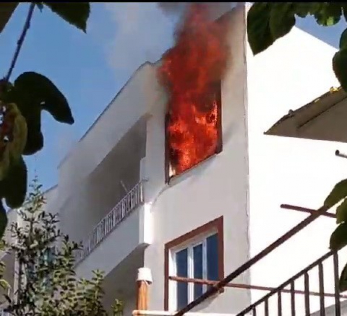 Binada çıkan yangın korkuya neden oldu