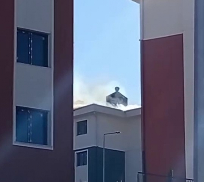 Binanın tepesinde korkutan yangın
