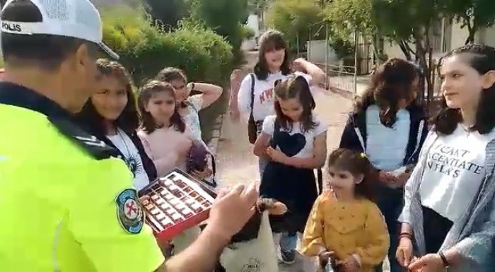 Bölge trafik polis ekipleri çocukların bayramını kutladı

