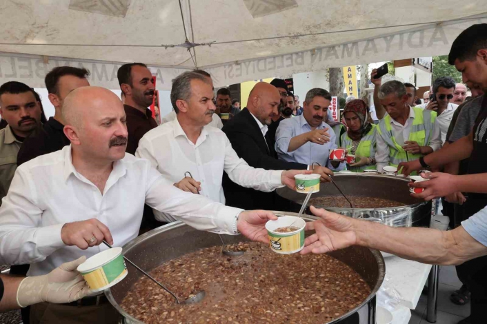 Cami cemaatine aşure ikramı
