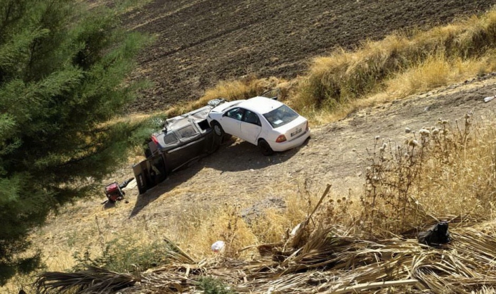 Adıyaman'da Çarpışan araçlar şarampole yuvarlandı