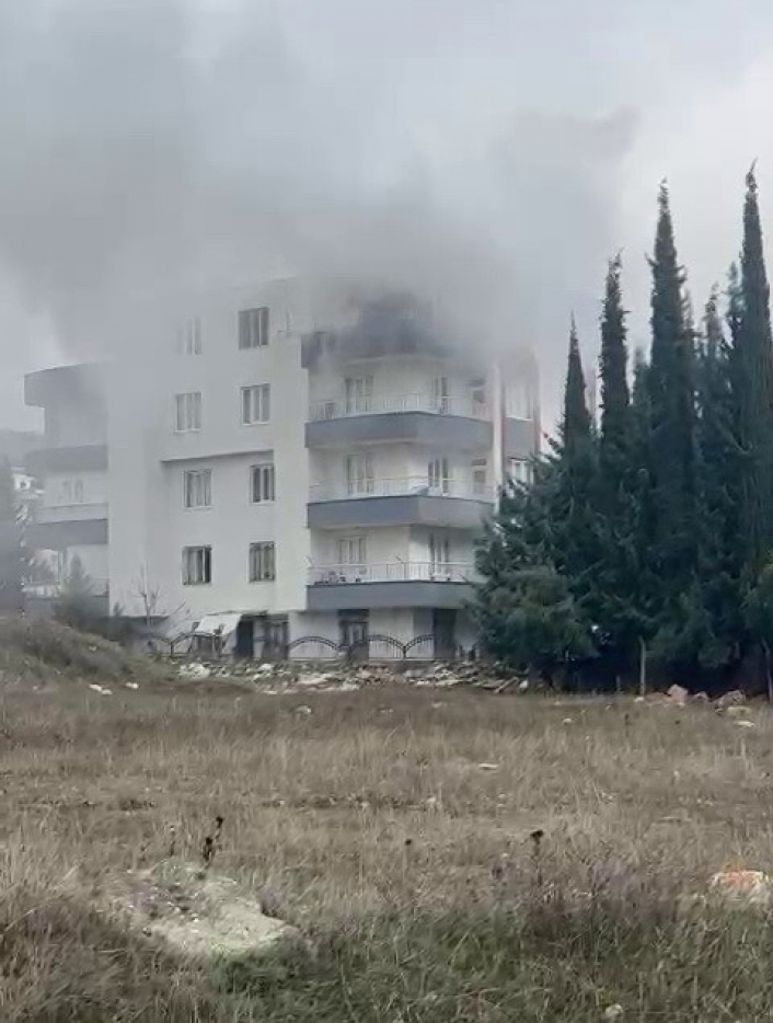 Bir binada çıkan yangın korku ve paniğe neden oldu
