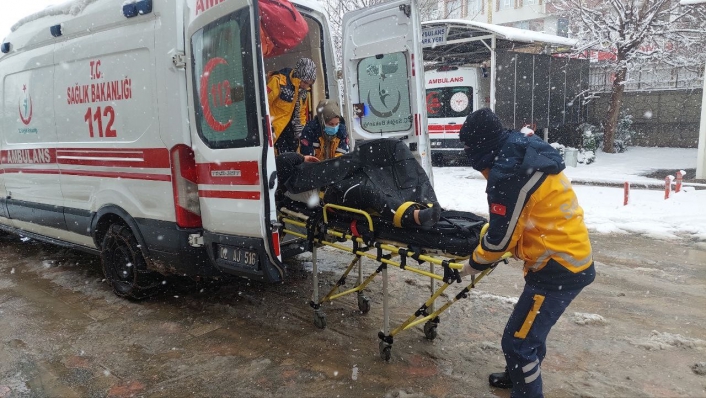 Adıyaman’da bir şahıs çatıdaki karı temizlerken düştü