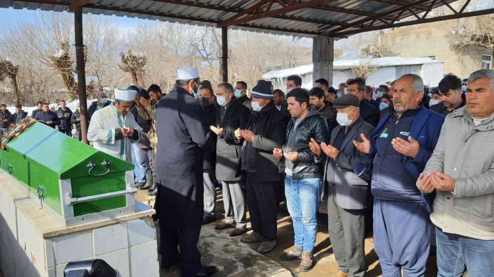 Çatının altında kalarak hayatını kaybeden çocuk toprağa verildi
