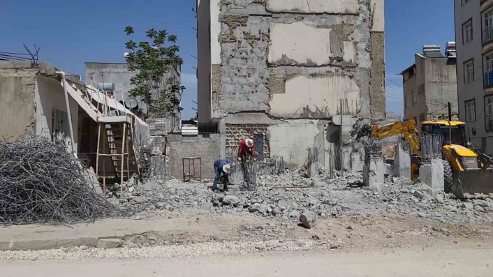 Adıyaman’da deprem sonrası projeye uygun olmayan binalar yıkılıyor