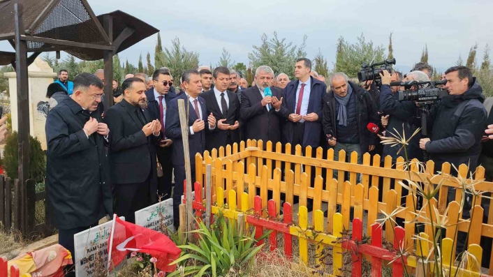 CHP Genel Başkanı Özel, Adıyamanda deprem şehitliğine karanfil bıraktı
