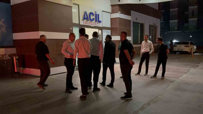 CHP Grup Başkanvekili Murat Emir sahneden düştü

