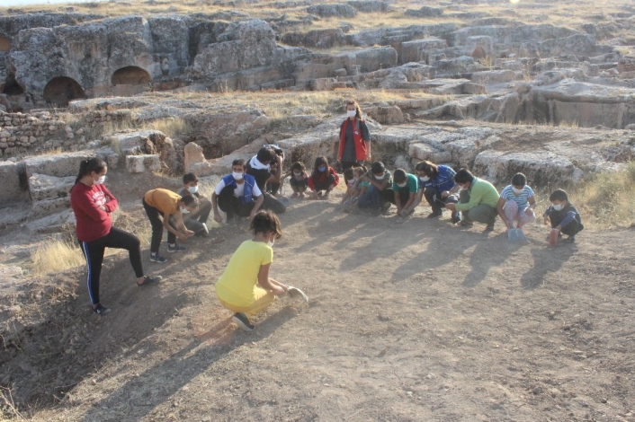 Çocuklar tarihi alanda kazı yapıp uçurtma uçurdular