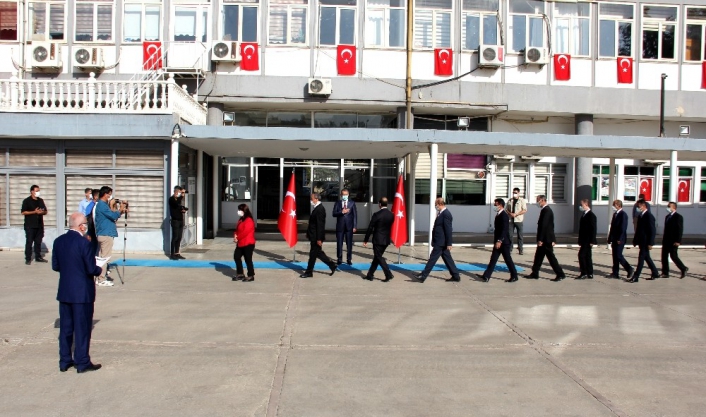 Cumhuriyet tarihinde ilk kez tebrik kabulü açık alanda düzenlendi
