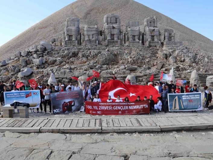 Cumhuriyetin 100. yılında 100 genç Nemrut Dağı´nda
