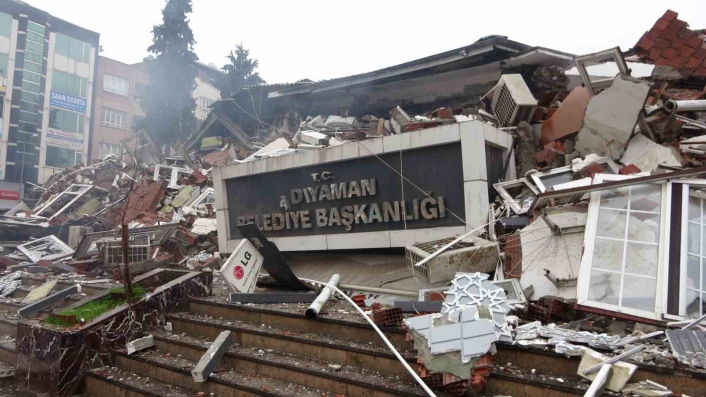 Deprem belediye binasını ve camileri yıktı
