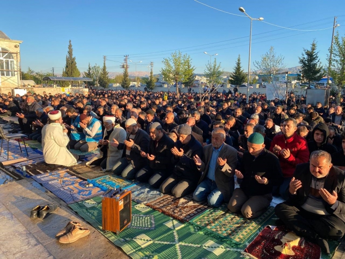 Deprem bölgesi Adıyaman´da bayram namazında eller semaya kalktı